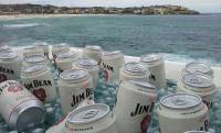 世界上最大的冷卻箱，用來冰33罐超大的Jim Beam飲料
