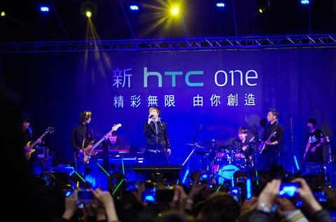 hTC One 啟用五月天為代言人，記者會變成為小型演唱會 High 翻全場